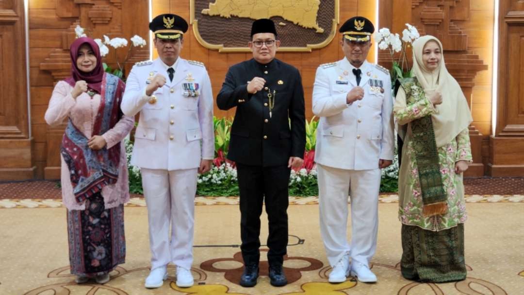 Pj Gubernur Jatim, Adhy Karyono (tengah) bersama Pj Bupati Bondowoso Hadi Wawan dan Pj Bupati Jombang Teguh Narotomo, usai pelantikan di Gedung Negara Grahadi, Surabaya, Selasa 23 Juli 2024. (Foto: Fariz Yarbo/Ngopibareng.id)