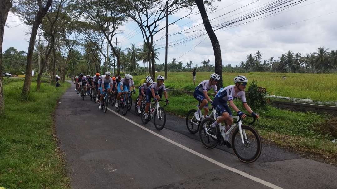 Para pembalap melintasi rute tanjakan di kawasan Kecamatan Songgon (foto: Muh Hujaini/Ngopibareng.id)