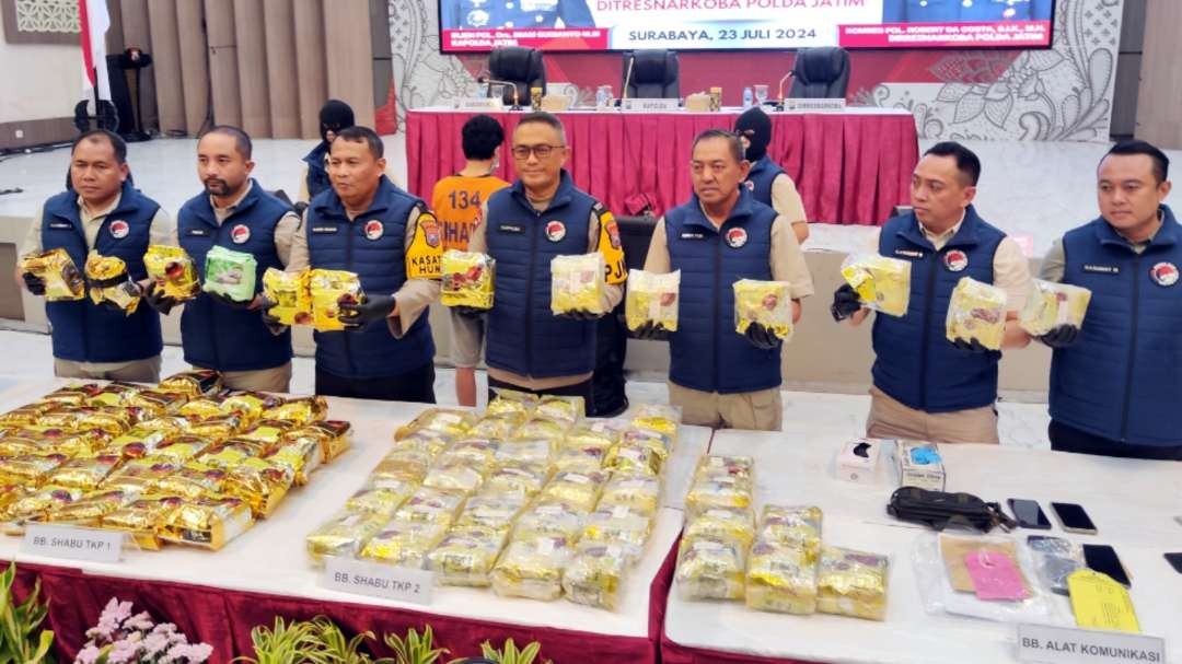 Kapolda Jatim, Irjen Pol Imam Sugianto bersama anggota menunjukkan barang bukti penangkapan tersangka jaringan DPO Internasional di Mapolda Jatim, Surabaya, Selasa 23 Juli 2024. (Foto: Fariz Yarbo/Ngopibareng.id)