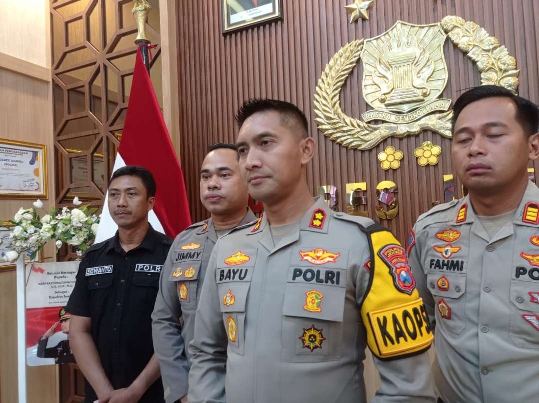 Kapolres Jember, AKBP Bayu Pratama Gubunagi memaparkan dugaan motif dalam kasus pengeroyokan polisi oleh Pesilat PSHT. (Foto: Rusdi/Ngopibareng.id)