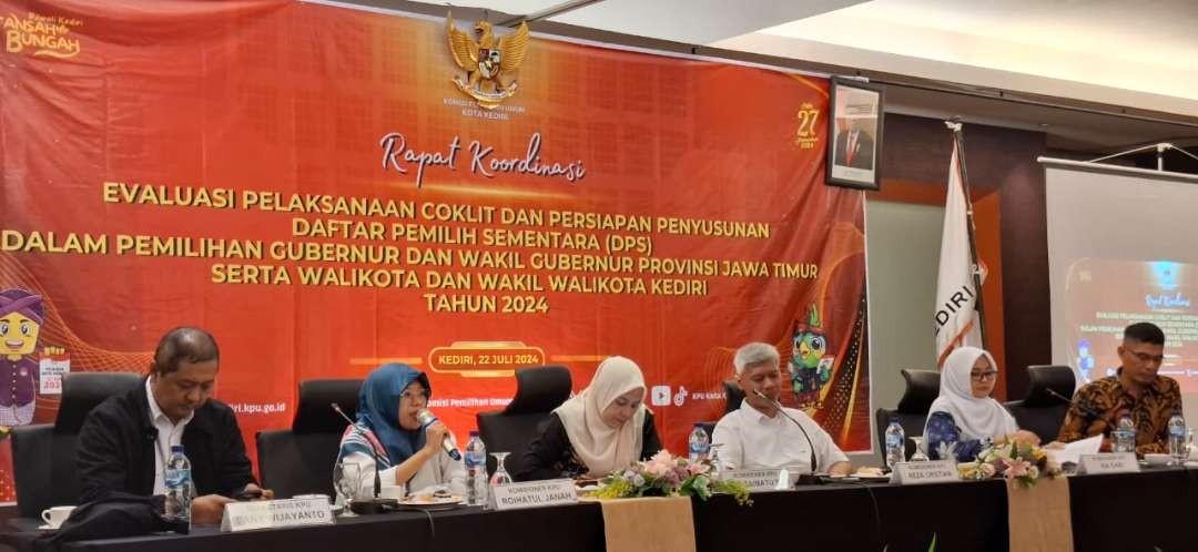 Ratusan anggota Panitia Pemungutan Suara (PPS) dan Panitia Pemilih Kecamatan (PPK) se-Kota Kediri mengikuti rapat koordinasi evaluasi pelaksanaan Coklit dan persiapan penyusunan Daftar Pemilih Sementara (DPS). (Foto: Fendi Lesmana/Ngopibareng.id)