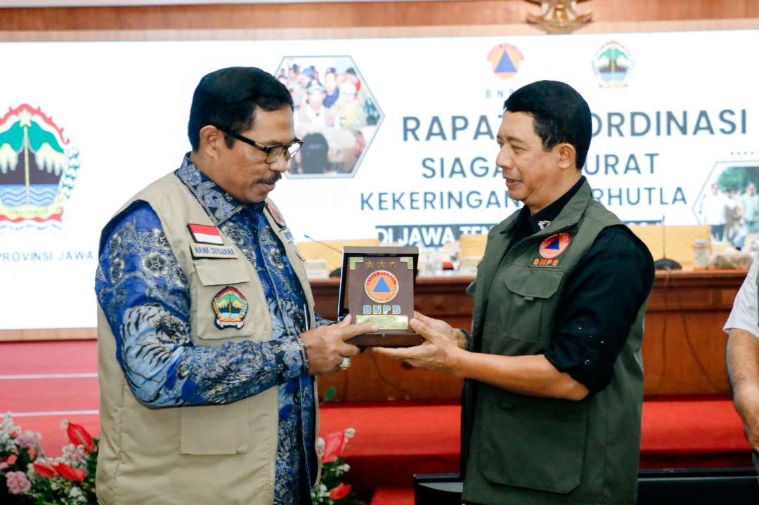 Penjabat (Pj) Gubernur Jawa Tengah Nana Sudjana dan Kepala Badan Nasional Penanggulangan Bencana (BNPB) Suharyanto, usai rapat Koordinasi Siaga Kekeringan bersama BNPB di Gedung Gradhika Bhakti Praja, Semarang Selasa, 23 Juli 2024. (Foto: Istimewa)