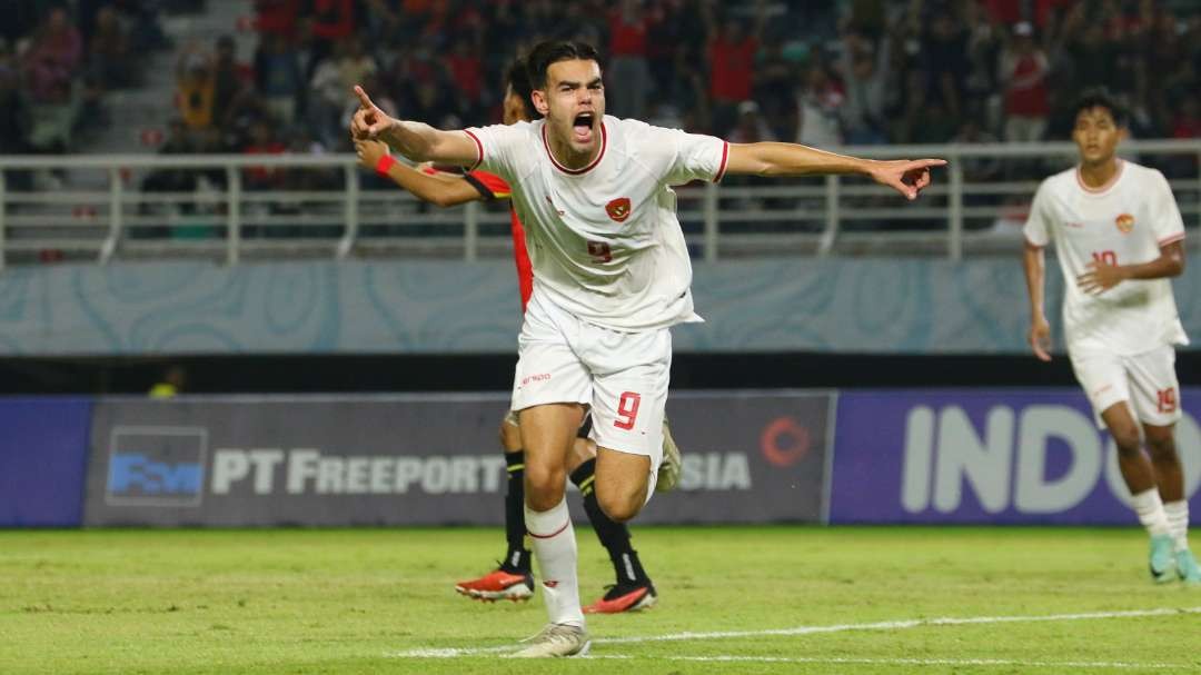 Pemain Timnas U-19, Jens Raven melakukan selebrasi usai menjebol gawang Timor Leste di Stadion Gelora Bung Tomo, Surabaya, Selasa 23 Juli 2024 malam. (Foto: Fariz Yarbo/Ngopibareng.id)