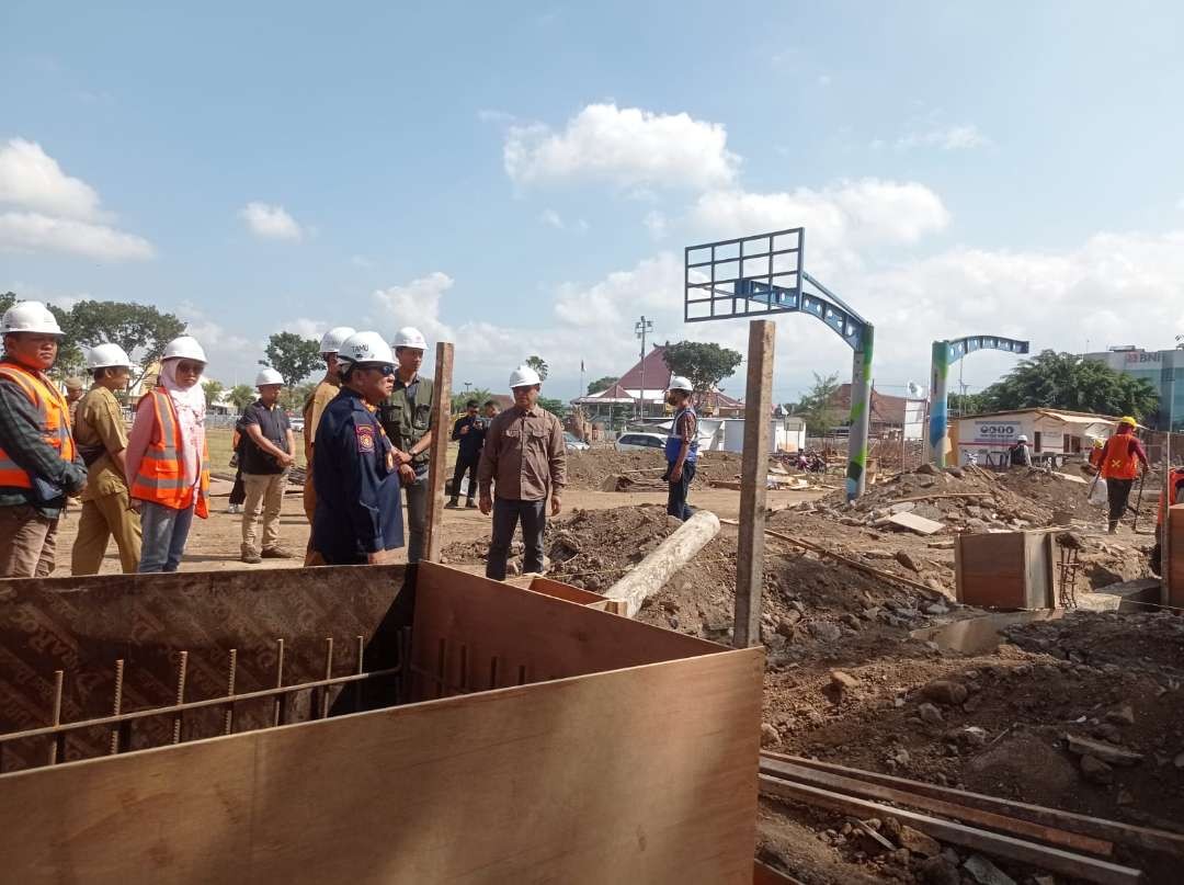 Bupati Jember Hendy Siswanto meninjau proyek modernisasi alun-alun. (Foto: Rusdi/Ngopibareng.id)