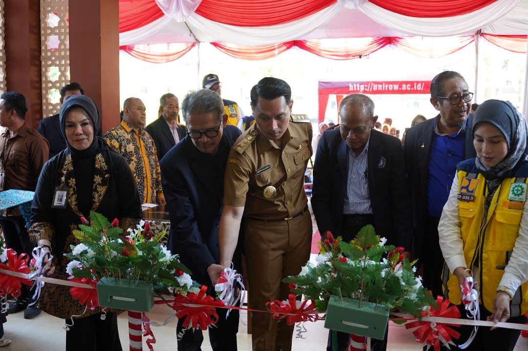 Bupati Tuban bersama Rektor Unirow dan Kepala Lembaga Layanan Pendidikan Tinggi wilayah VII Jawa Timur melakukan pemotongan pita sebagai tanda diresmikannya rusun mahasiswa. (Foto : Dokumentasi Unirow Tuban)