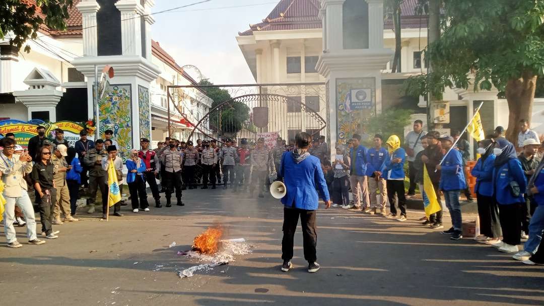 Puluhan mahasiswa dari PC PMII Tuban menggelar aksi unjuk rasa di depan Kantor Bupati Tuban (Foto: Khoirul Huda/Ngopibareng.id)