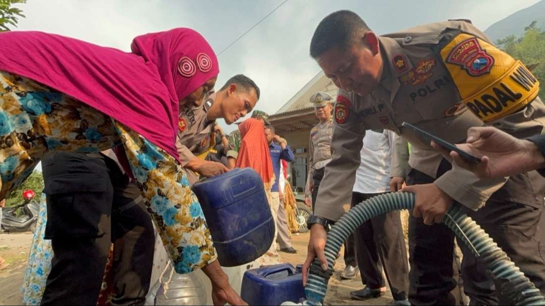 Puluhan ribu liter air bersih didistribusikan ke warga Desa Kunjorowesi.(Foto: Deni Lukmantara/Ngopibareng.id)