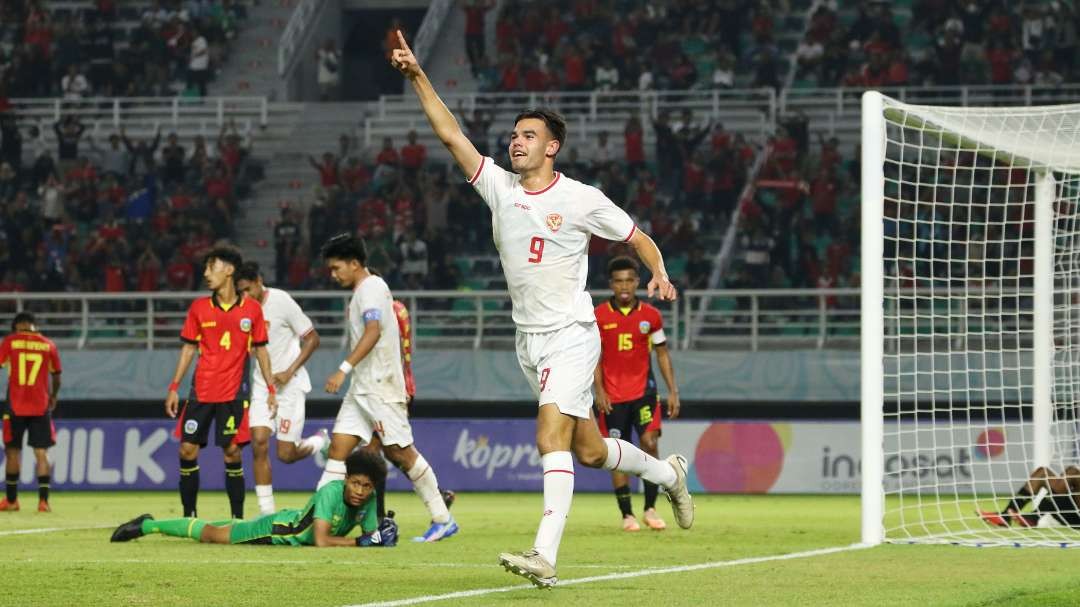 Pemain Timnas U-19, Jens Raven melakukan selebrasi usai menjebol gawang Timor Leste. (Foto: Fariz Yarbo/Ngopibareng.id)