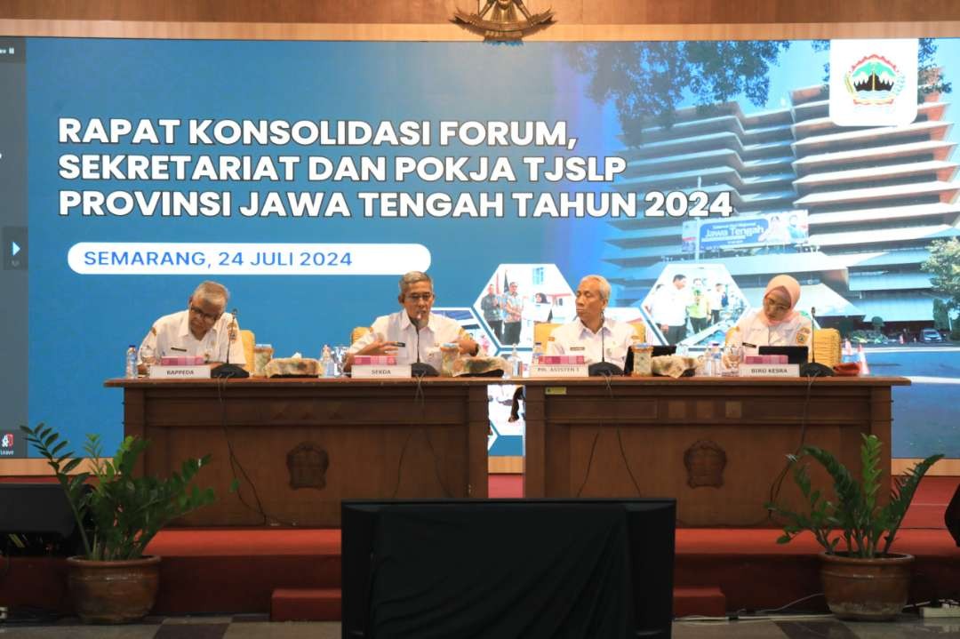 Sekretaris Daerah Provinsi Jateng, Sumarno saat rapat konsolidasi Forum Sekretariat dan Pokja TJSLP Provinsi Jateng di Gedung Gradhika Semarang, Rabu, 24 Juli 2024. (Foto: Pemprov Jateng)