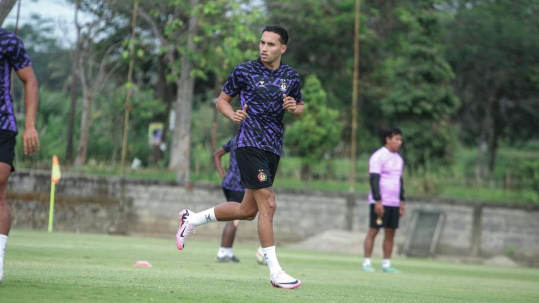 Ezra Walian menyatakan tekadnya untuk meraih hasil maksimal setelah bergabung bersama klub barunya yaitu Persik Kediri. (Foto: Istimewa)