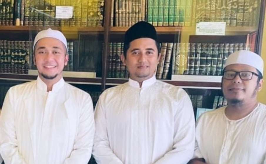 Ust Abdul Wahab Ahmad, Dosen UINKHAS Jember (tengah) bersama sahabatnya. (Foto: ilustrasi)