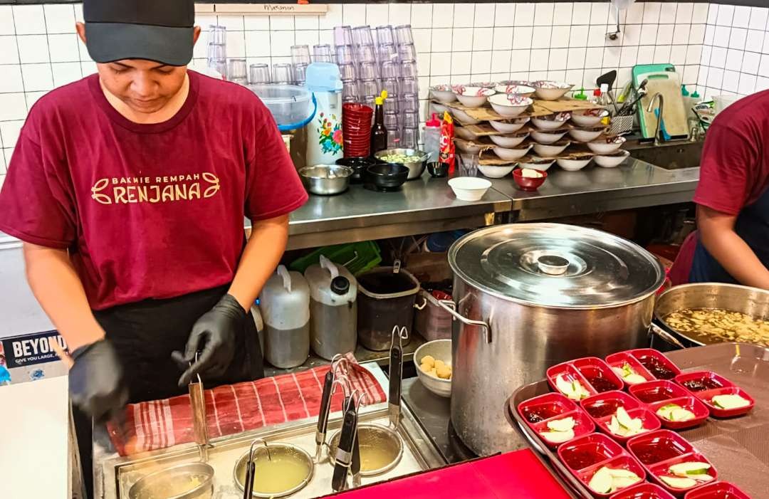 Pengelola kedai mie renjana saat proses memasak mie lobster kuah kari (Foto : Aini/Ngopibareng.id)