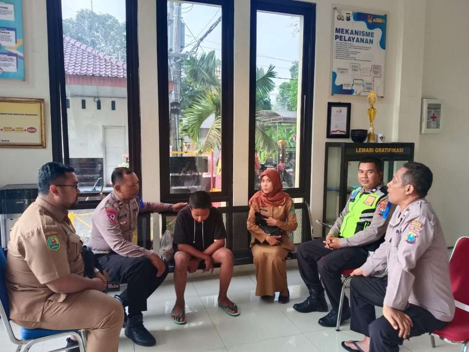 Anak Dafa,14, tahun, saat berada di Polres Trenggalek, pada Selasa 23 Juli 2024. (Foto: dok. polres)