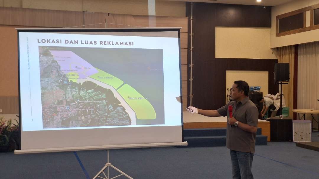 Juru Bicara PT. Granting Jaya Agung Pramono saat menjelaskan proyeksi wilayah reklamasi Proyek Strategis Nasional Surabaya Waterfront Land. (Foto: Julianus Palermo/Ngopibareng.id)