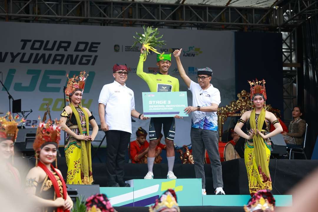 Pembalap Nusantara Cycling Team mendapatkan Ijen Sulfur Jersey dan Gandrung jersey sekaligus (foto: Humas Pemkab Banyuwangi)