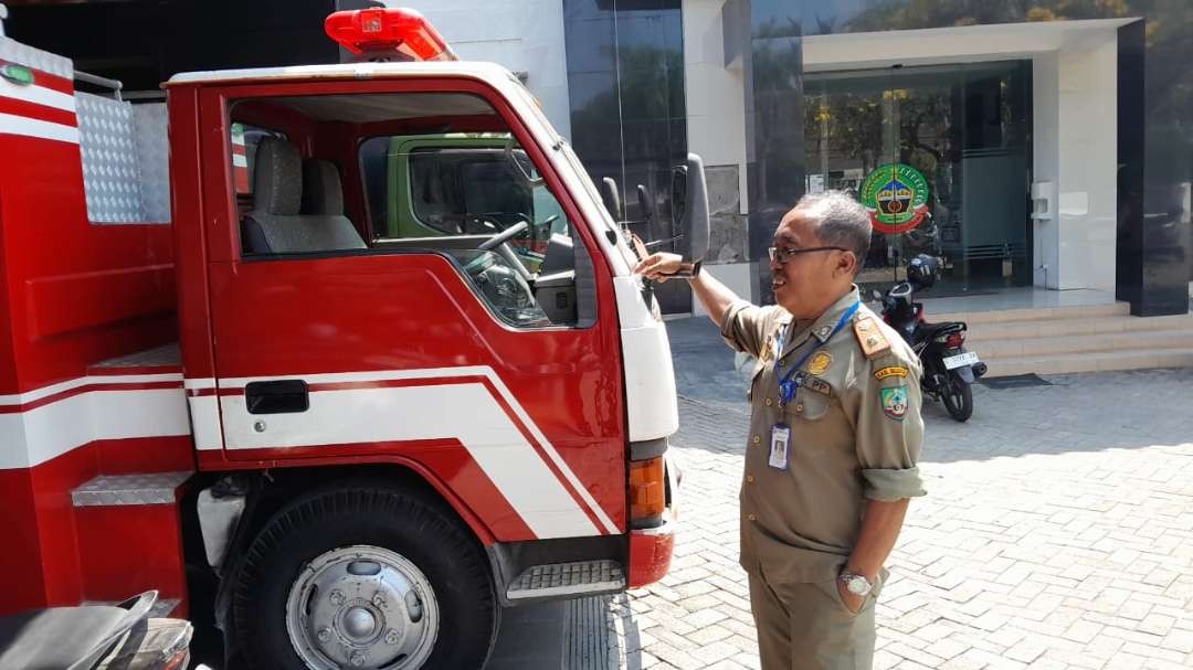 Kasi Trantib Kecamatan Cepu menunjukkan kondisi armada Damkar Cepu. (Foto: Ist)