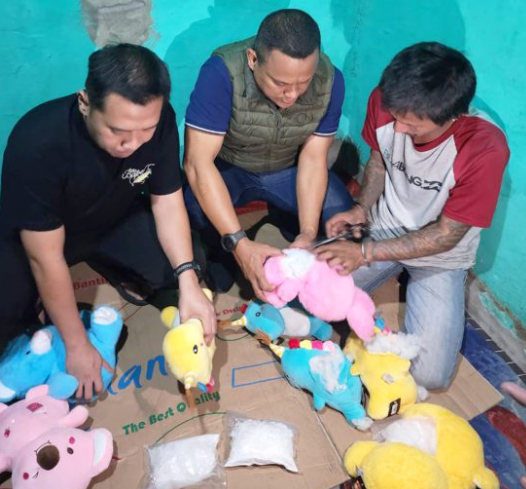 Tim Unit Subdit 1 Diresnarkoba Polda Metro Jaya memeriksa boneka yang di dalamnya berisi narkoba jenis sabu pada Selasa 23 Juli 2024 malam. (Foto: dok. Polda metro)