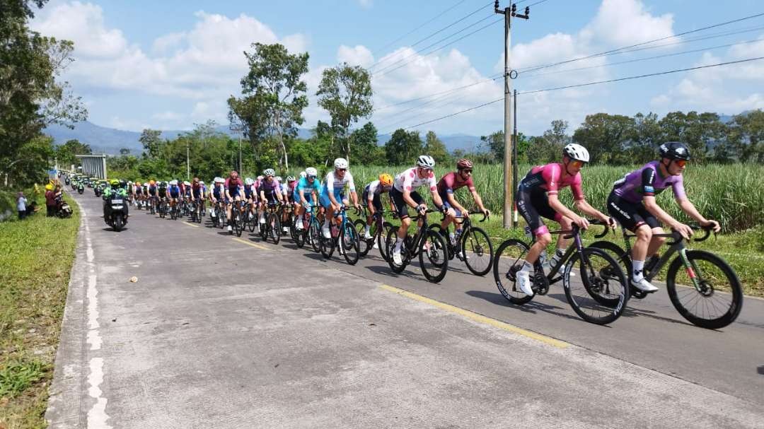 Pembalap mengawali etape tiga di kawasan Doesoen Kakao Glenmore. (Foto: Muh Hujaini/Ngopibareng.id)