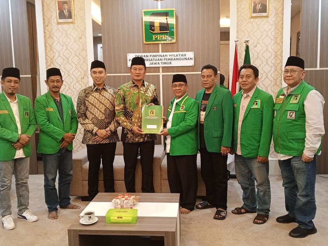 Yuhronur Efendi menerima surat tugas dari PPP didampingi -Dirham  Aksara Akbar (Foto :Istimewa)