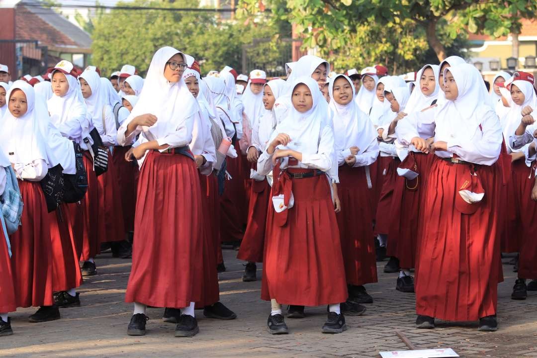 Peserta apel Deklarasi Sekolah Aman dan Nyaman di Kota Pasuruan, melakukan senam, Rabu 24 Juli 2024. (Foto: Dok Pemkot Pasuruan)