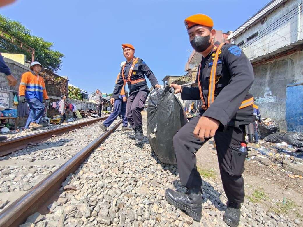 Aparat dari Kepolisian Khusus Kereta Api (Polsuska) terlihat membongkar bangunan yang berada di tepi rel kereta api rute Stasiun Malang-Stasiun Blimbing. (Foto: Dok. PT. KAI)