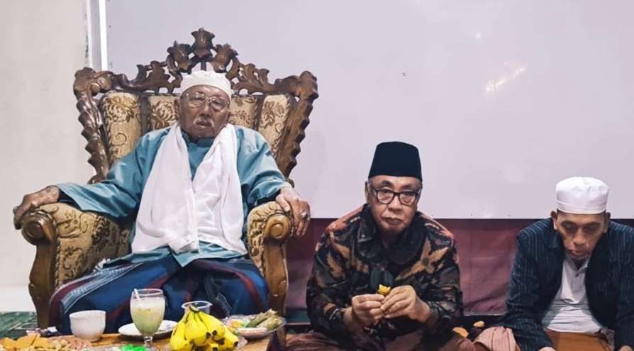 KH Abdul Mukhit Murtadlo, Ketua MUI Kota Surabaya dan Imam. Masjid Rahmat Surabaya, bersama KH Achmad Saiful Chalim AR dan KH Abdul Bari. (Foto: fok/ngopibareng.id)