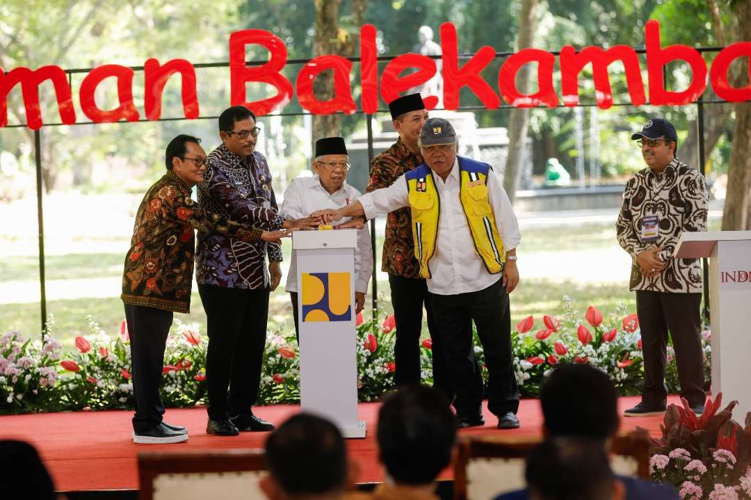 Penjabat (Pj) Gubernur Jawa Tengah Nana Sudjana mendampingi Wakil Presiden (Wapres) RI Ma'ruf Amin meresmikan penataan kawasan Taman Balekambang, Kota Surakarta, Kamis, 25 Juli 2024. (Foto: Istimewa)