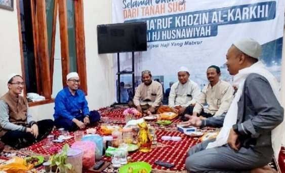 KH Ma'ruf Khozin, Pengasuh Pondok Pesantren Raudlatul Ulum Suramadu, bersama para tamu sepulang naik haji. (Foto:dok/ngopibareng.id)