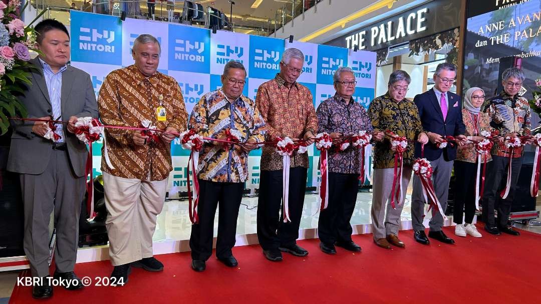 Dubes RI untuk Jepang Heri Akhmadi bersama dengan sejumlah pejabat Indonesia dan Jepang meresmikan gerai Nitori pertama di Indonesia. (Foto: Dok KBRI Tokyo)