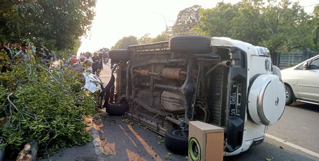 Kecelakaan Tunggal mobil Toyota Rush terguling di Jalan Letda Sutcipto (Foto: Khoirul Huda/Ngopibareng.id)