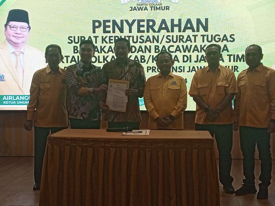 Bupati Lamongan Yuhronur Efendi berpasangan dengan Dirham Akbar Aksara menerima Sk dari Partai Golkar (Foto :Istimewa)