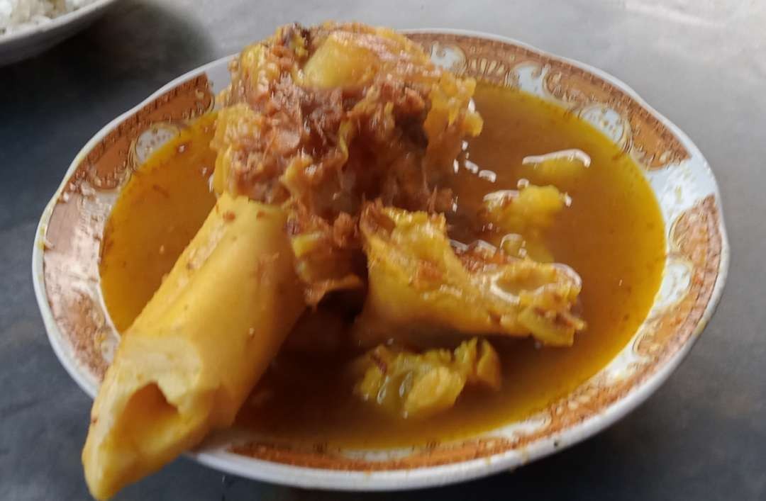 Lontong kikil Bu Sugeng di Jalan Mustika Ngagel, Surabaya. Tulang sumsum sapinya jadi rebutan. (Foto: Asmanu Sudarso/Ngopibareng.id)