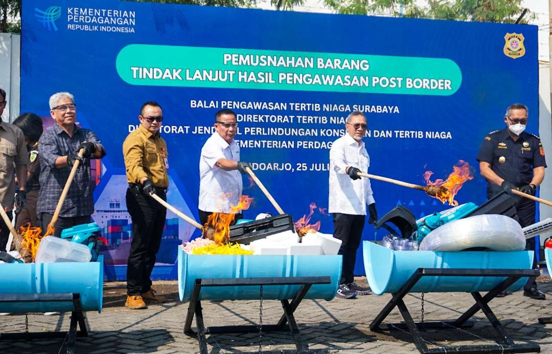 Menteri Perdagangan Zulkifli Hasan memusnahkan produk impor ilegal di Sidoarjo (foto : Aini/Ngopibareng.id)