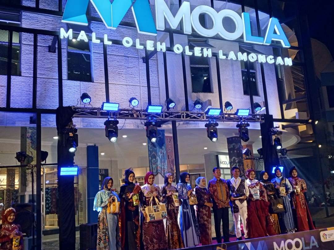 Bupati Lamongan Yuhronur Efendi foto Bersama para model usai launching MOOLA (Foto: Imron Rosidi/ngopibareng.id)