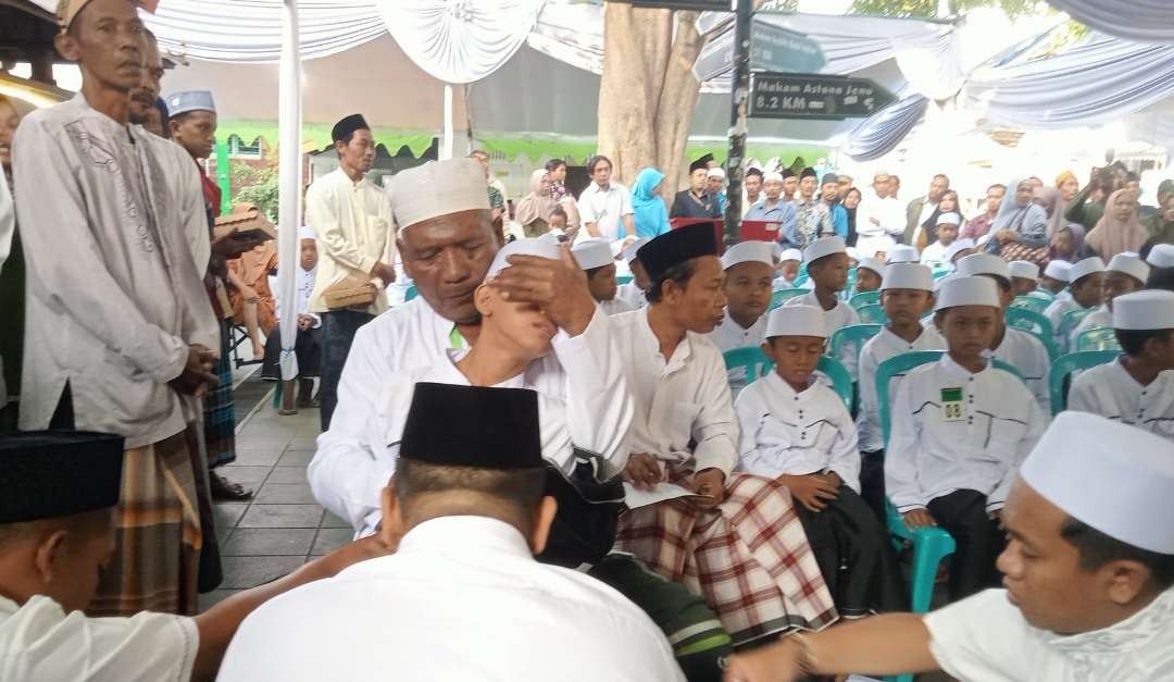 Khitan massal diselenggarakan dalam rangka Haul Sunan Bonang Tuban, Jawa Timur. (Foto: Khoirul Huda/Ngopibareng.id)