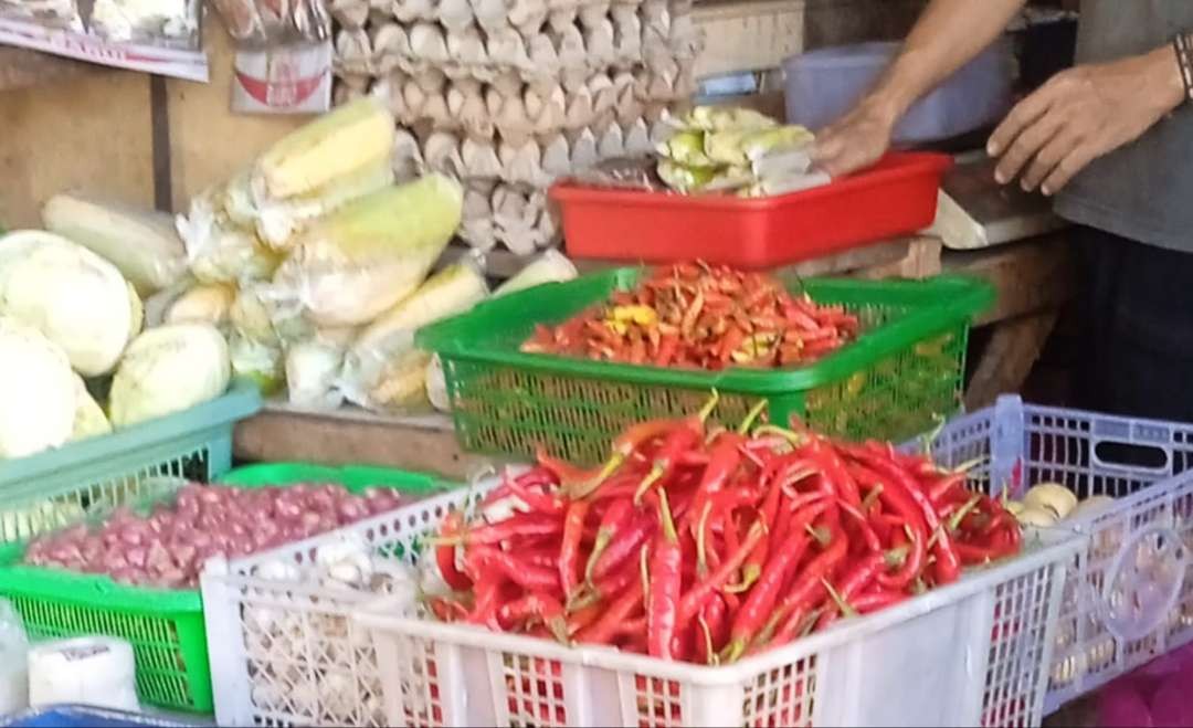 Bahan kebutuhan pokok cabai atau lombok di Pasar Tradisional Bondowoso semakin pedas pada pekan ini.(Foto: Guido/Ngopibareng.id)