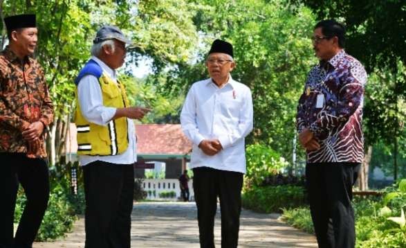 Wapres KH Ma'ruf Amin berkeliling Taman Balekambang di Kota Surakarta telah selesai direvitalisasi oleh Kementerian Pekerjaan Umum dan Perumahan Rakyat (PUPR) melalui Balai Prasarana Permukiman Wilayah (BPPW) Jawa Tengah (Foto: Setwapres).