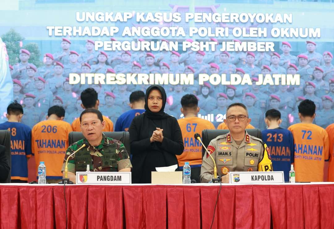 Konferensi pers Polda Jatim tetapkan 13 oknum pendekat PSHT, Kamis 25 Juli 2024. (Foto: Istimewa)