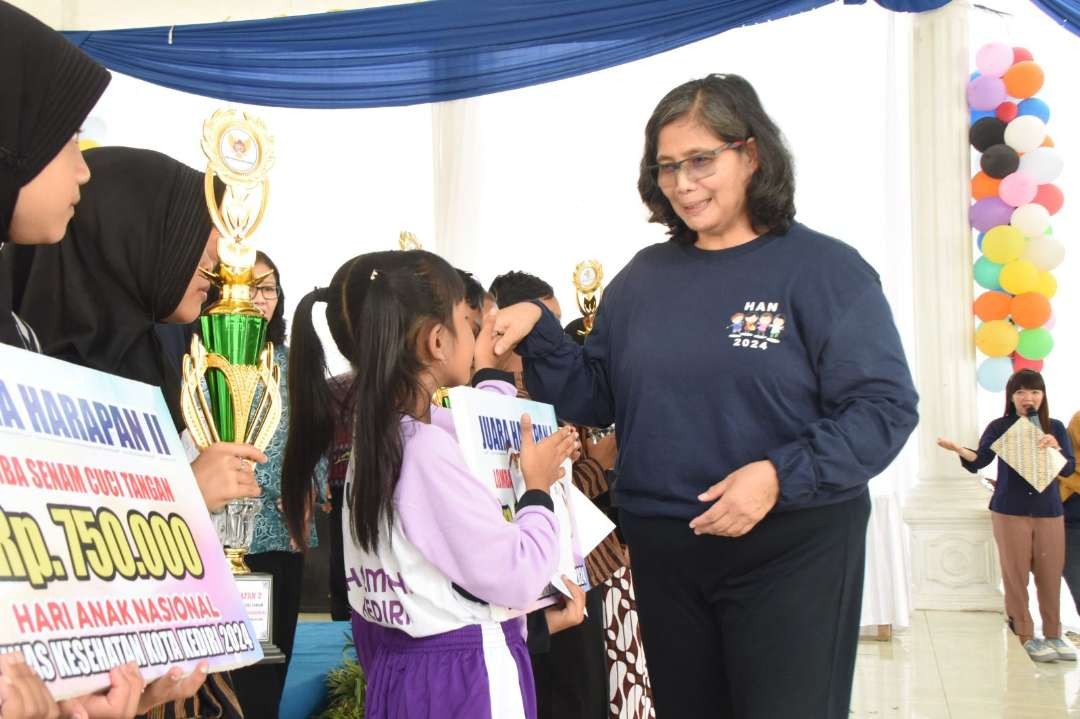 Pj Walikota Kediri Zanariah hadir dan menyaksikan penampilan anak-anak para pemenang lomba, pada Puncak Hari Anak Nasional ke-40 Kota Kediri (Istimewa)