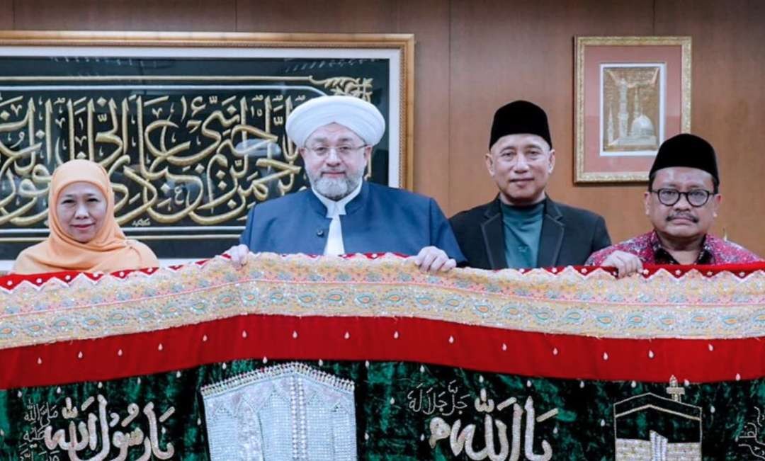 Syaikh Afeefuddin Al-Jilani bersama Ketua Umum PP Muslimat Nahdlatul Ulama, Hj Khofifah Indar Parawansa dan Prof Mas'ud Said ( Ketua ISNU) Jatim. (Foto: dok/ngopibareng.id)