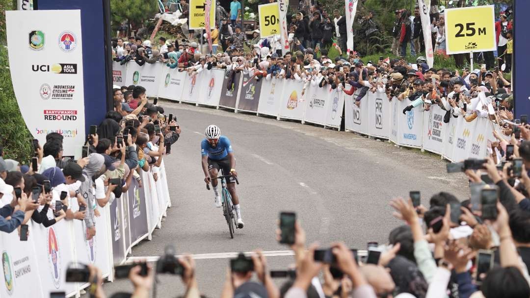 Pembalap memacu kecepatannya menuju finish di Pal Tuding Gunung Ijen pada etape 4 atau etape terakhirTdBI (foto: Humas Pemkab Banyuwangi )