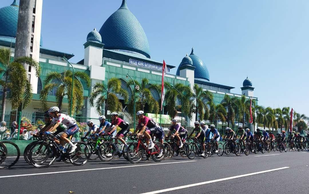 Para pembalap akan melintasi tanjakan ekstrem pada etape terakhir TdBI. (Foto: Muh Hujaini/Ngopibareng.id)