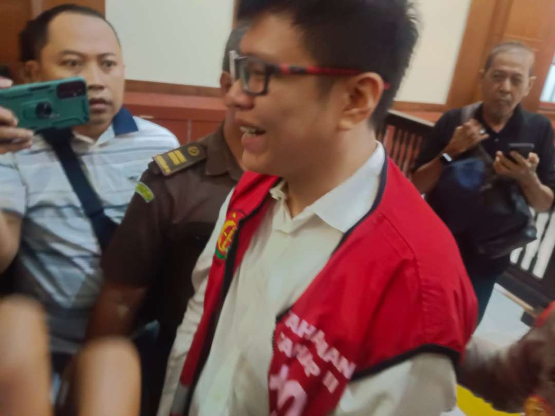 Terdakwa kasus penganiayaan terhadap Dini Sera Afrianti hingga tewas, Gregorius Ronald Tannur tersenyum seusai siding putusan yang menyatakan dirinya bebas dari dakwaan hukum. (Foto: Istimewa)