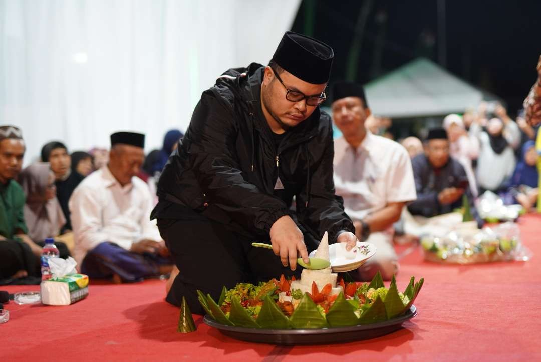 Bupati Hanindhito Himawan Pramana berbaur langsung dengan warga Desa Jongbiru, Kecamatan Gampengrejo, Jawa Timur, dalam rangka tasyakuran menjelang peresmian Jembatan Jongbiru, Kediri, Jawa Timur. (Foto: Istimewa)