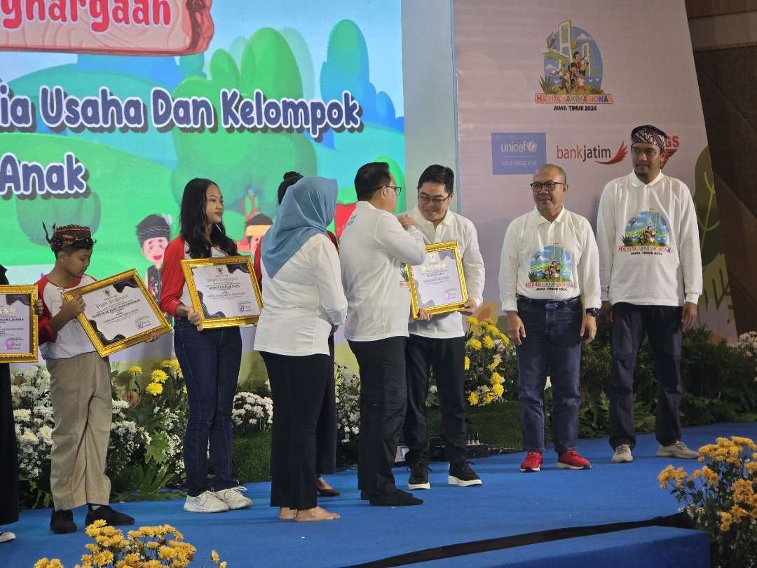 Penghargaan untuk PT Wings Surya dari Pj Gubernur Jawa Timur, Adhy Karyono, Jumat 26 Juli 2024. (Foto: Istimewa)