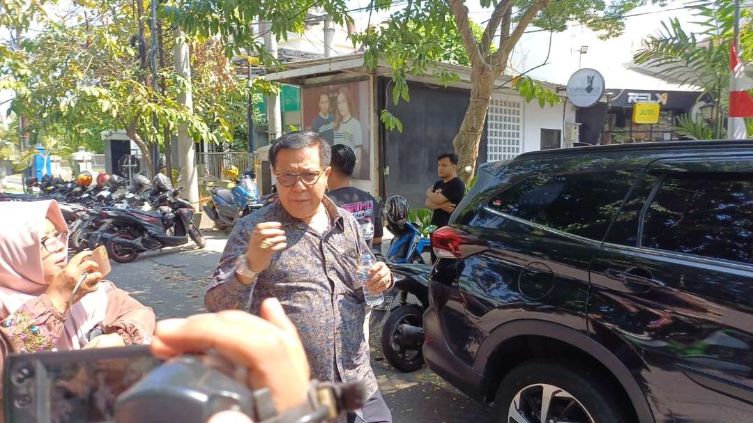 Hakim Erintuah Damanik, saat ditemui awak media setelah pertemuan di Pengadilan Tinggi Surabaya, Jalan Sumatera, Gubeng, Surabaya. (Foto: Julianus Palermo/Ngopibareng.id)