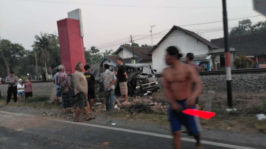 Kecelakaan mobil pick up dengan KA Dhoho di Desa Pasir Harjo Kecamatan Talun Kabupaten Blitar, Jumat 26 Juli 2024. (Foto: Choirul Anam/Ngopibareng.id)