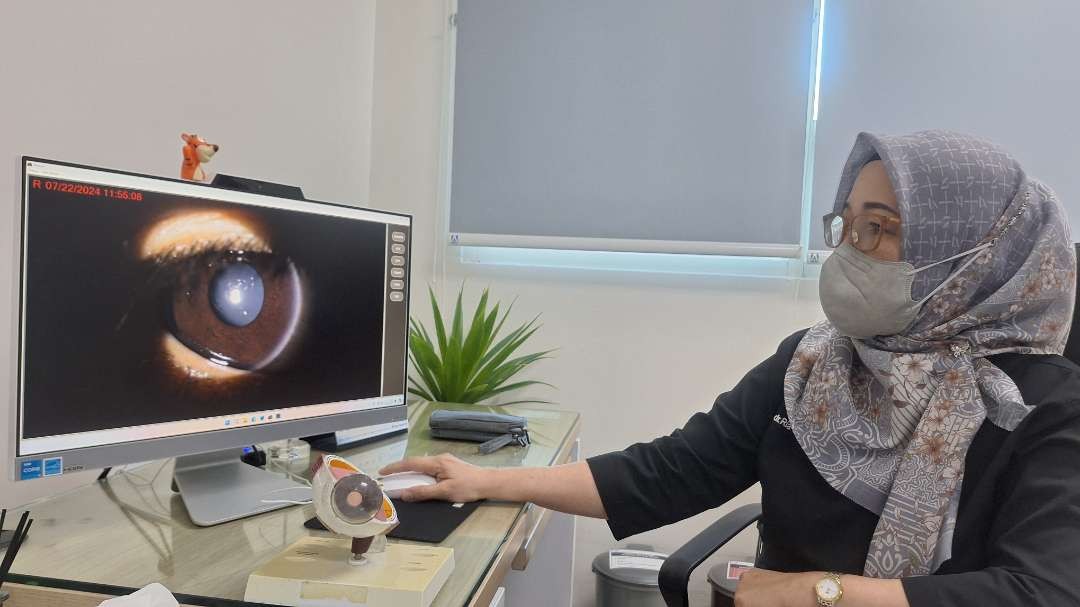 Dokter RS Mata Undaan, dr. Ria Sylvia, Sp.M saat menerangkan kondisi gangguan pada mata, yakni mata malas atau amblyopia. (Foto: Julianus Palermo/Ngopibareng.id)