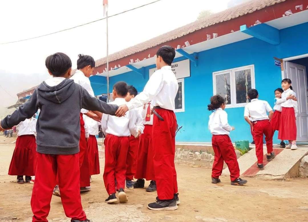 Murid-murid di sebuah SD Negeri di lereng Gunung Bromo, Kabupaten Probolinggo. (Foto: Ikhsan Mahmudi/Ngopibareng.id)