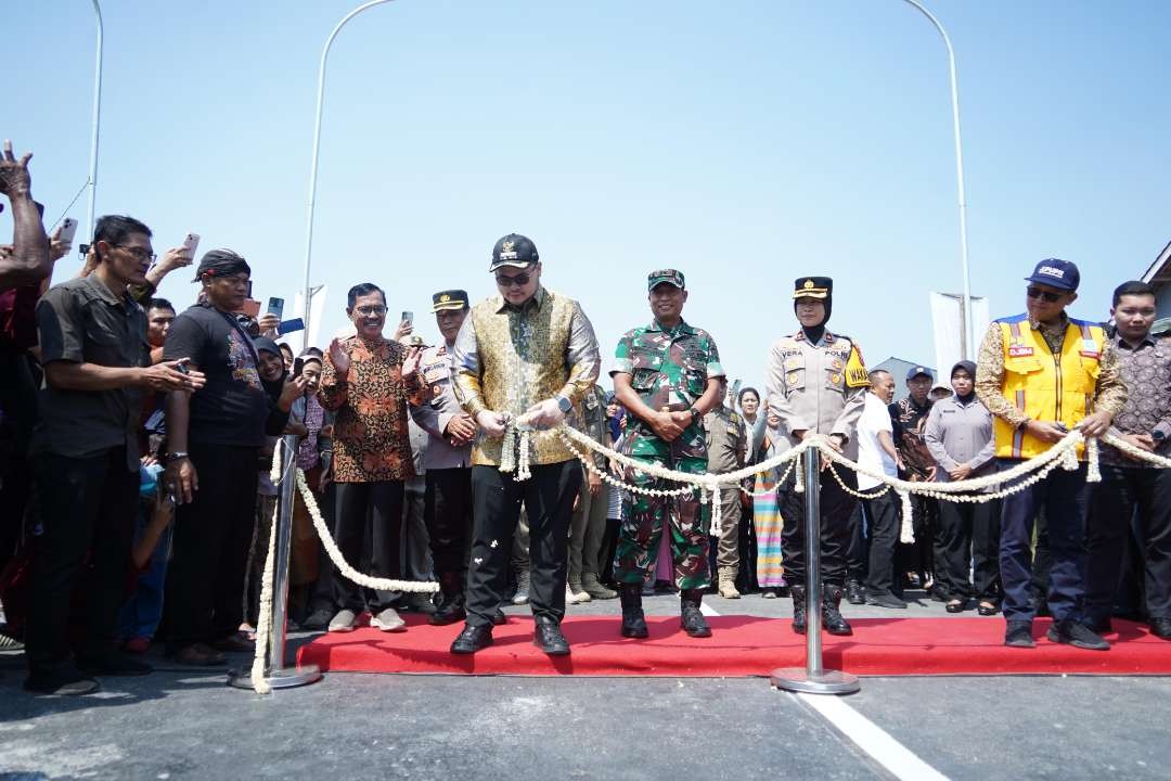 Warga Kediri menyambut gembira atas dibukanya secara resmi jembatan Jong Biru Jumat 26 Juli 2024 siang. Antusias warga terlihat saat menghadiri acara peresmian. (Foto: Istimewa)